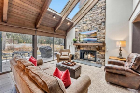 Bright Breck Condo Walk to Ski Lift and Shuttle